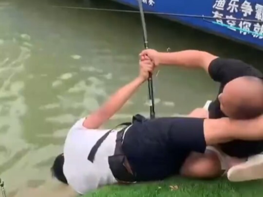 Chẳng lẽ đây chính là phương pháp câu cá bằng tư thế trồng chuối kim cang trong truyền thuyết?