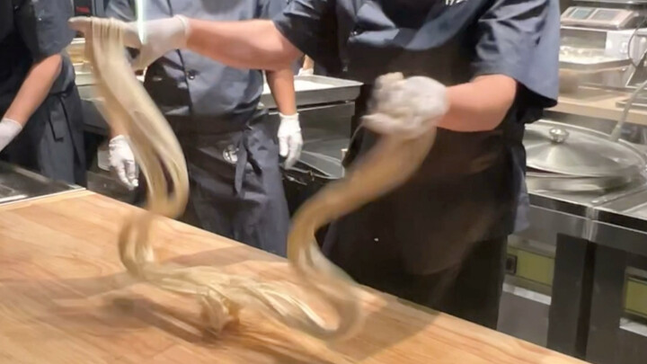 The only thing that can rival Xi’an’s noodles is Xinjiang’s la-tiaozi mixed noodles.