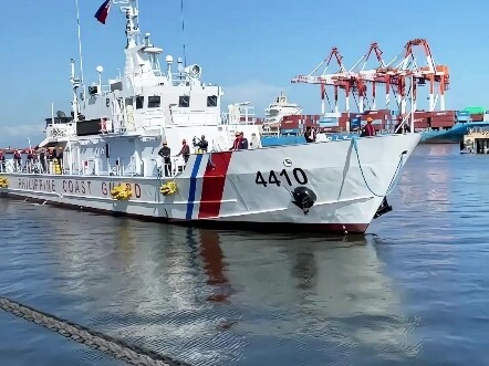 Di bawah penanganan profesional kapal penjaga pantai Tiongkok, kapal penjaga pantai Filipina 4410 me