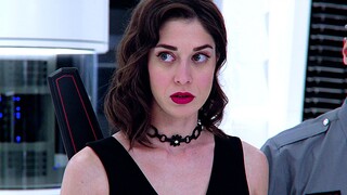 أربعة من ملكي اللعبة يظهرون في مشهد شهير لصيد الأسماك، ويستهزئون بحارس الأمن بورقة واحدة من البوكر!