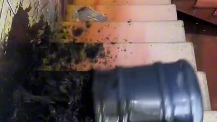 楼梯滚瓶子爆破大赛