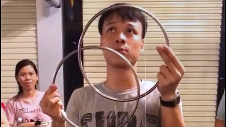 Đáng ghét, đây là ảo thuật à?! Từ khi nào...