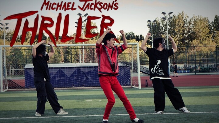 Vua nhảy Thriller hóa thành thây ma xuất hiện trên sân vận động đại học?!