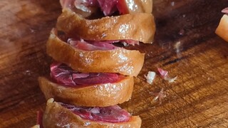 قدم لحم الخنزير الفاسدة التي لا تُطاق يكرهها الكثيرون، لكنني طهوتها على نار هادئة حتى أغرقت جيراننا 