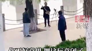 وبَّخ سكان المنطقة رجلاً لعزفه على الساكسفون في الصباح الباكر. وقال مستخدمو الإنترنت: حتى في الأماكن