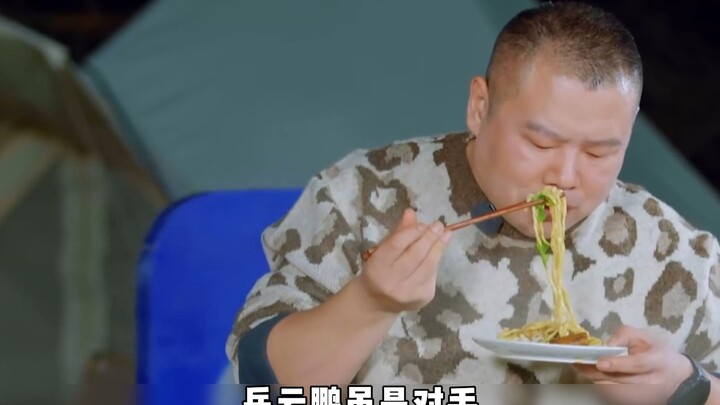 การแข่งขันระหว่างหม้อไฟเผ็ดที่เยว่หยุนเผิงทำ กับบะหมี่แห้งที่เจี่ยปิงทำ