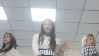 هل هذه أغنية حقيقية أم مزيفة؟ شاهد فيديو غناء IVE-I AM مباشرة من الاستوديو!