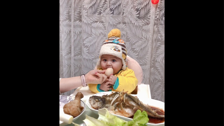 Upacara makan daging pertama - bayi enam bulan