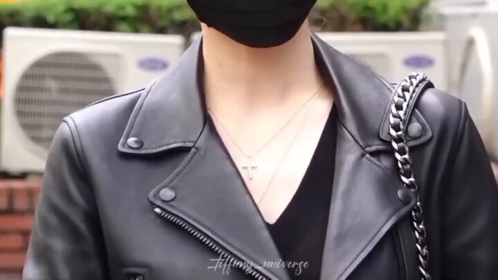 ทิฟฟานี่เดินไปตามถนนพลางสงสัยว่าทุกคนกำลังวิ่งหาอะไรกัน ปรากฏว่าเธอลืมไปว่าเธอเป็นดารา