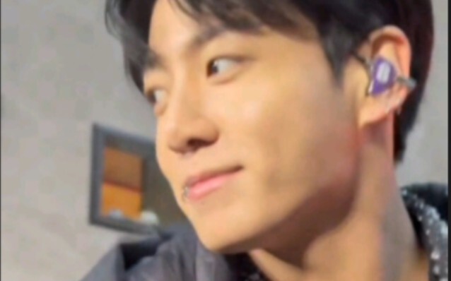 This is what Jin Joo-kook looks like up close (꒪Д꒪)ノ
