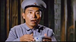 狱卒欲毒害男主，惨遭反杀。邵氏经典老电影《大侠复仇记》