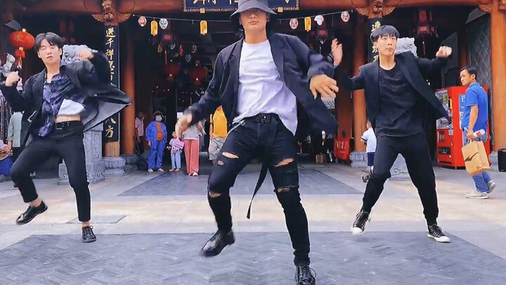 Dance Zhang Yixing's Honey y at Chenghuang Temple in Hefei