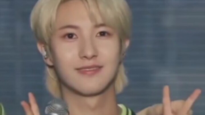 Renjun the little boy accidentally wanders into the land of giants