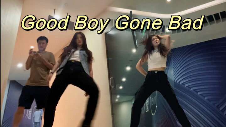 Li Cailing was spotted promoting TXT's song at the toilet door, scaring passers-by?