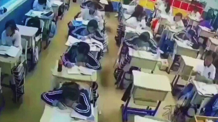 حتى إن دخلت فأر إلى الفصل، لم يكن إنذار الدفاع الجوي ليكون بهذه الصخب!