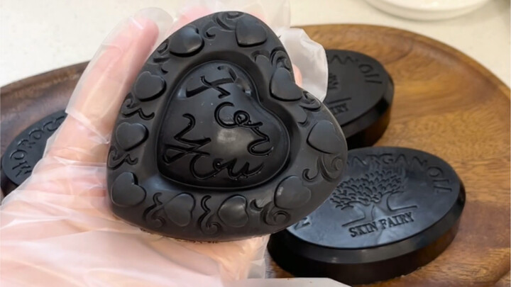 What can you do with coffee grounds? I’m a real pro at turning trash into treasure!