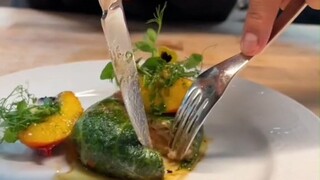 Koki mengubah satu set menu sederhana dari McDonald's menjadi dua hidangan utama yang mewah ditambah