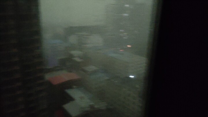 Tôi đang ở Trịnh Châu, tôi hoảng quá, lần này trời như phát điên vậy.