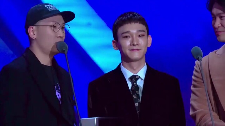عندما أعلن المضيف فوز جين تشونغ دا بالجائزة، اقترب أعضاء EXO الآخرون ليعانقوه!