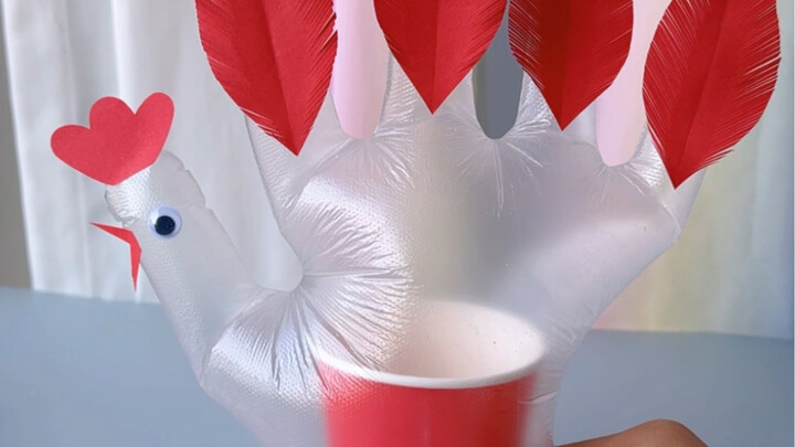 Hãy cùng làm một chú gà kêu thét vui nhộn bằng găng tay dùng một lần và cốc giấy, vừa chơi đùa lại g