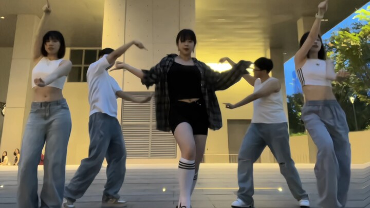 Ai có thể hiểu được cảm giác thư giãn khi nhảy ABCD cùng những người bạn tốt trên quảng trường!