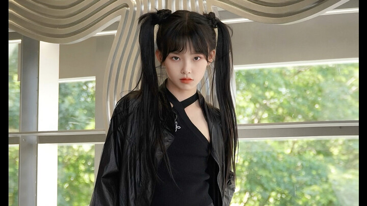 Hahaha~ Cảm ơn mẹ Dian đã giúp chúng tôi cởi bỏ bộ đồ trong bức ảnh cuối~ Mẹ thích chiếc áo khoác mà