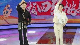 【ياو باي نان وغوان يي】المشهد المباشر لأغنية الموضوع "الشباب معك" من برنامج "دينج دونغ، مرحباً أيها ا