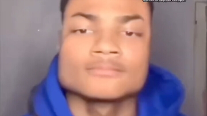 嘴里塞着iPhone15