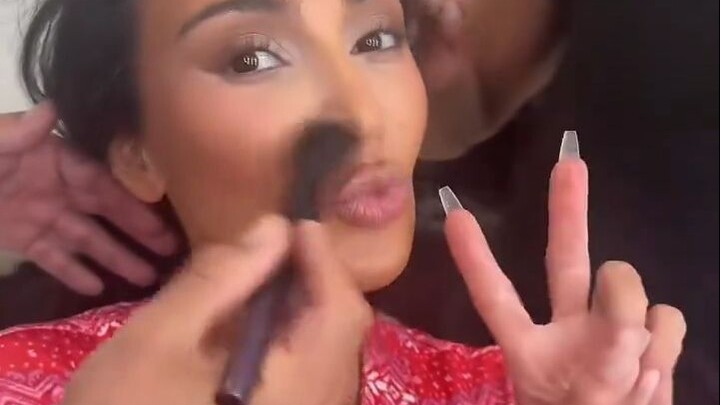 Kim Kardashian cùng bé North West cùng nhau trang điểm đón Giáng sinh, từ tóc tai đến đầu ngón chân 