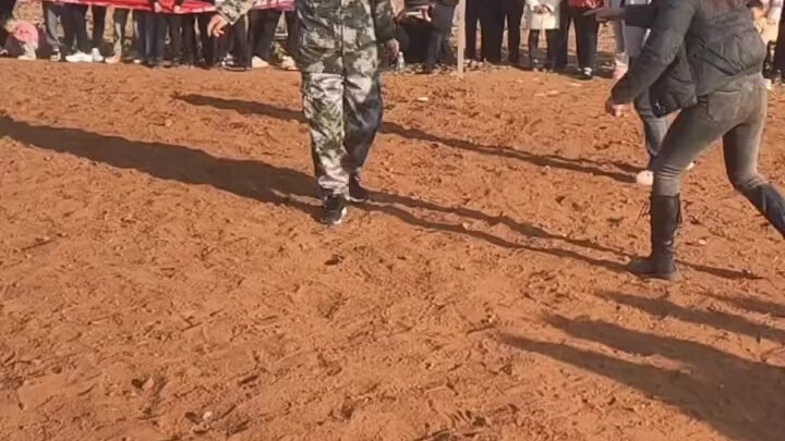 Turnamen tahunan desa kami sudah dimulai lagi—pria sejati harus berani dan tangguh!