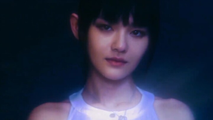 Back then, she really acted out the indifference of a smile that didn't reach her eyes!