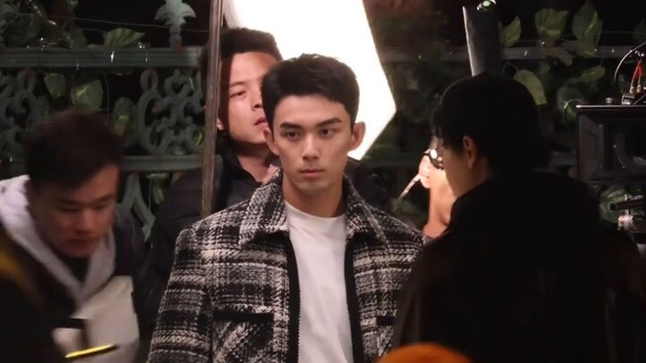 เมื่อไมไมไม่อยู่ ดวงตาของเขาดูเยือกเย็นและเย่อหยิ่งเหลือเกิน เมื่อไมไมอยู่ที่นี่ เขาช่างเอาใจใส่เหลื