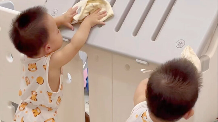 Ai cũng phải chăm chỉ làm việc, kể cả bé hơn một tuổi cũng vậy.