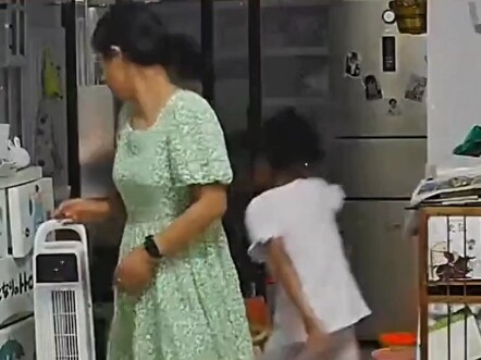 Cách xử lý của bà mẹ này thật sự quá đã