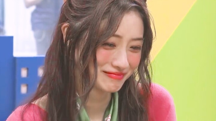 她的笑容太有感染力了，很难不心动