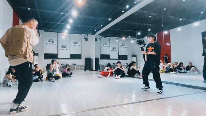 【CUBE Dance Studio】เผยทักษะกระจกเงา! ช่างภาพที่เต้นไม่เป็นจะไม่เก่งในขั้นตอนหลังการถ่ายทำ! แฟนๆ Stat