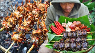 Cooking Spicy Crabs Recipe - Roasted Land Crabs BBQ with Chili,Garlic Eating in my Garden Alone