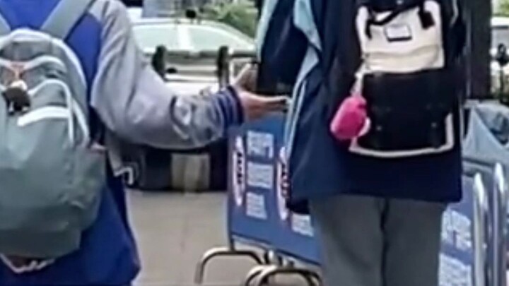 3BAA41DC-9AEB-421E-9956-EF624277C566