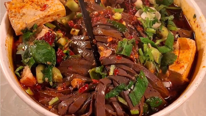 A big bowl of pink soup with sheep blood: 12 yuan—spicy, numbing, salty, and savory flavors all perf