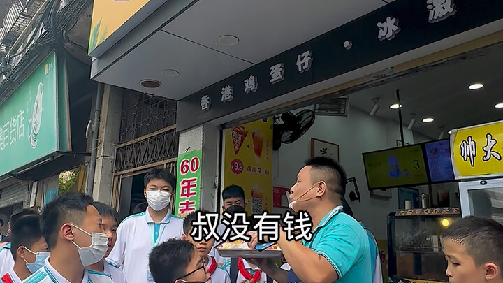 Di sini dia si pria ganteng, aku yang sebenarnya adalah si original...