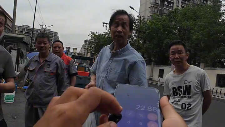 في هذه الحلقة، أساء بائع السمك إلى عميلين بسبب موقفه الصارم وعدم تخفيض الأسعار. يا معشر الآباء الروح