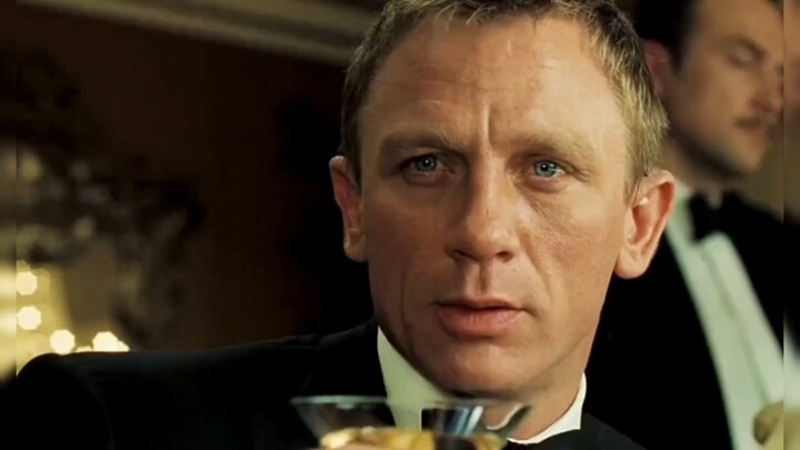 Chú Bạt chưa nói câu nào mà đã biết ngay anh ta là phản diện.