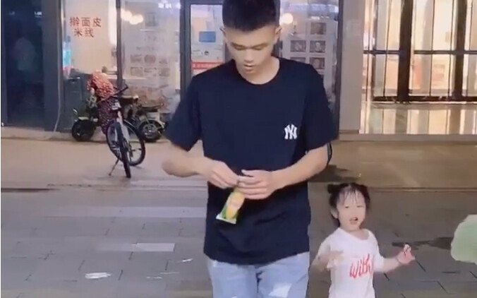 Mirip nggak sama adegan kalian ngejek anak kecil biar gak makan es krim…?