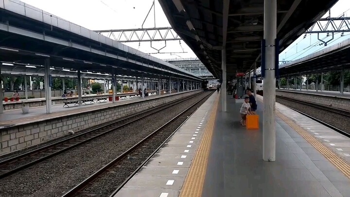 kereta api di iringi dengan lagu pagiku cerahku dan lagu darkside Alan Walker tahun 2026