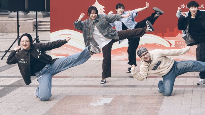 Datanglah ke Universitas Peking dan bergabunglah dengan kami dalam penguncian musim semi ini! Flash 