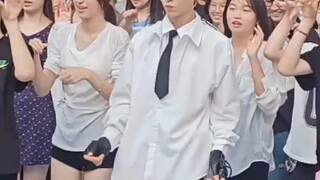 ไม่แปลกใจเลยที่หวงซิงรู้สึกถึงวิกฤต นักธุรกิจเฉินก็เต้นเก่งเหมือนกัน ฮ่าๆ