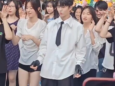 لا عجب أن هوانغ شينغ يشعر بالقلق، فالسكرتير تشين أيضًا يجيد الرقص هاها