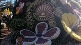 Look at those giant flowers, made out of flowers / baguio flower Festival