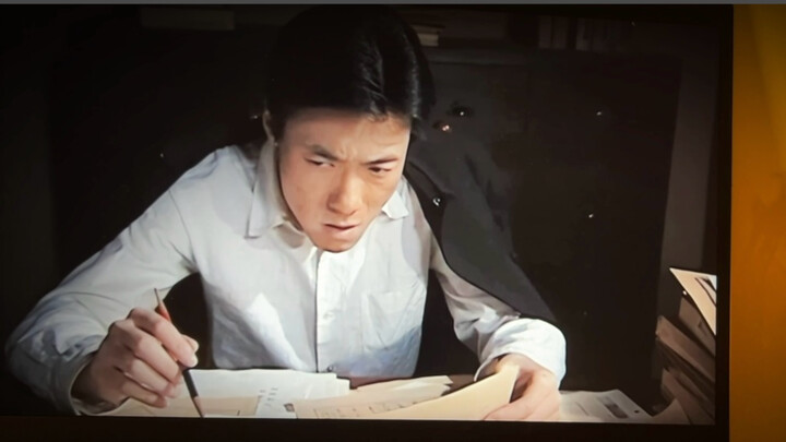 Áo sơ mi của Lý Nha lúc nào cũng nhăn nhúm.