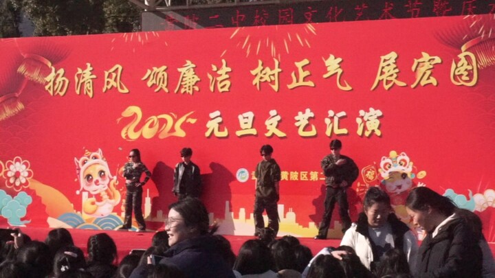 การแสดงเต้น «Whiplash» มุมกล้องไกล